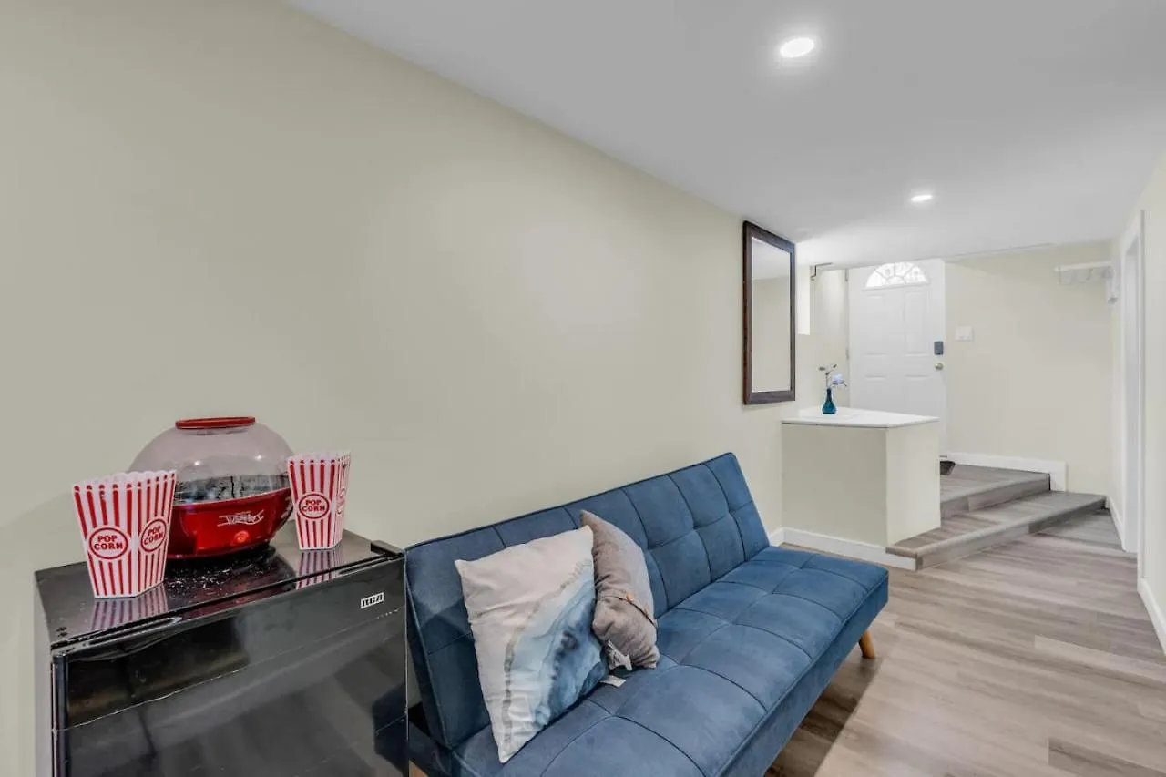 Holiday home Blue Home Closest To Falls- Lower Suite By Clifton Hill Niagara Falls Canada